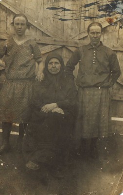 Домна Мануиловна Коновалова в середине -моя прабабушка..jpg